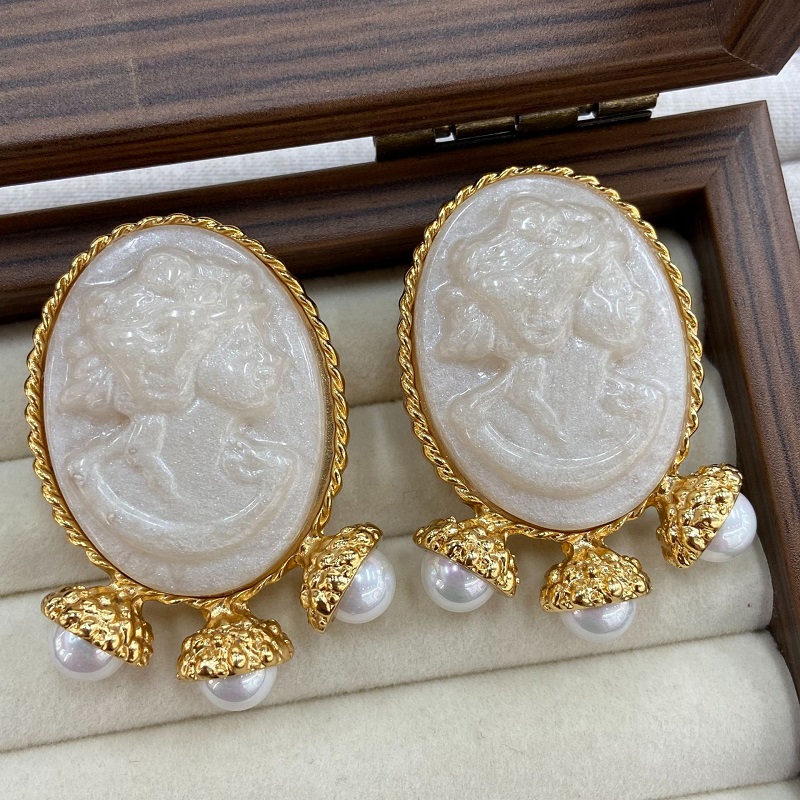 Women'S Accessories Jewelry Sale - Белые рельефные серьги-гвоздики с жемчугом для